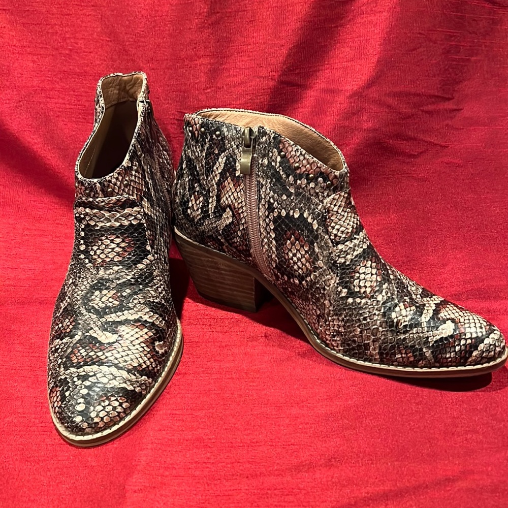 Boutique by Corkys. Size 9